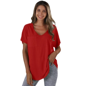 T-shirt rouge à col en V pour femmes avec poche poitrine et jean gris décontracté