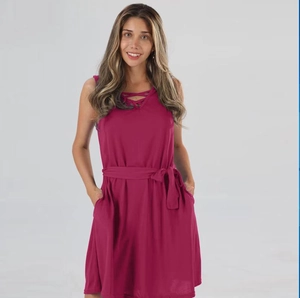 Détail de la robe sans manches rouge baie avec col en V à nouer et ceinture à la taille