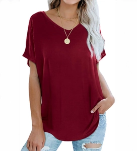 Vue de face du t-shirt bordeaux à col en V avec ourlet arrondi et coupe décontractée