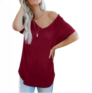 Détail d'un t-shirt bordeaux à col en V montrant le tissu rouge et les coutures