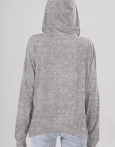 Rückansicht eines grauen Strickpullis mit asymmetrischem Saum und Kapuzen-Design