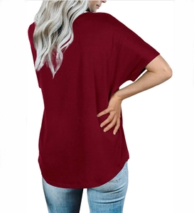 Détail d'un t-shirt bordeaux à manches courtes avec un ourlet incurvé et maille côtelée