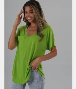 Détail d'un t-shirt vert à col en V avec poche poitrine et coutures d'épaules tombantes
