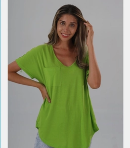 Détail d'un t-shirt vert vif à col en V montrant la poche poitrine et le tissu en coton