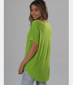 Vue de dos d'un t-shirt vert à manches courtes avec col en V et ourlet arrondi