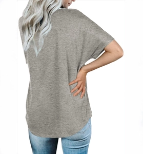 Gros plan d'un t-shirt gris clair pour femme avec col en V, ourlet arrondi et texture tricot