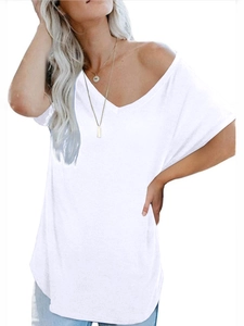 Détail du t-shirt blanc ample pour femme avec col en V et tissu d'été léger et doux