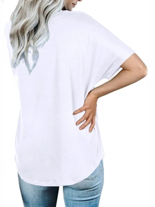 Vue arrière d'un t-shirt blanc ample à col en V avec manches chauve-souris et ourlet