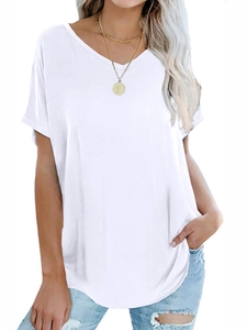 Gros plan du col en V et du tissu blanc doux sur un t-shirt d'été ample et décontracté
