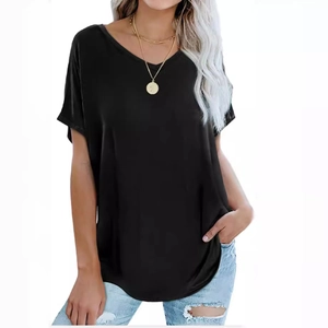 T-shirt noir femme col en V, coupe ample et décontractée pour un style d'été moderne