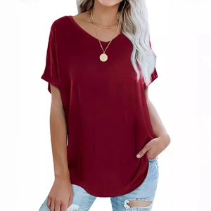 T-shirt femme col en V à manches courtes bordeaux avec coupe ample et ourlet arrondi