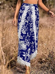 Détail du pantalon large à taille haute avec imprimé paisley et bordure en dentelle