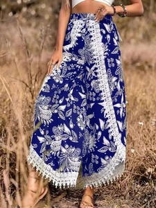 Gros plan du pantalon bohème large avec imprimé cachemire et bordure en dentelle à franges