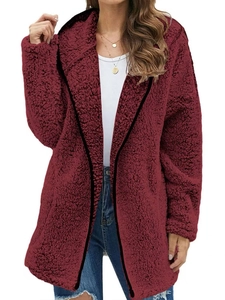 Dettaglio del cardigan con cappuccio in pile bordeaux con morbida texture e spalle scese