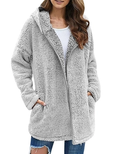 Dettaglio della giacca grigia oversize con cappuccio in pile con grandi tasche e trama morbida