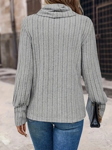 Vista posteriore dettagliata di un top grigio in maglia a coste con collo alto morbido