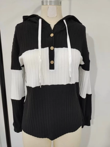 Détail de la capuche à cordon et des boutons en bois sur le sweat à rayures côtelé