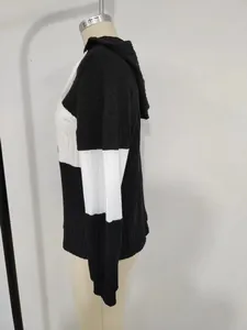 Détail du sweat à capuche en maille bicolore noire et blanche avec texture à côtes