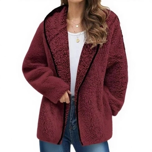 Giacca sherpa bordeaux da donna con cappuccio e bordo nero dalla vestibilità comoda