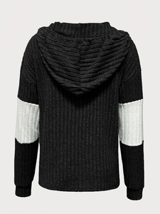 Vue détaillée du sweat à capuche noir en maille côtelée avec rayures blanches sur les manches