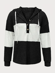 Détail du haut en tricot à capuche bicolore noir et blanc avec boutons vintage