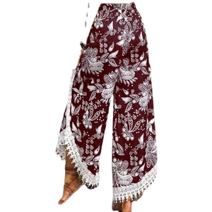 Pantalon large bohème bordeaux à fleurs avec bordure en dentelle blanche sur l'ourlet