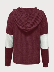 Détail du sweat à capuche bordeaux côtelé avec manches contrastées blanches et coupe ample