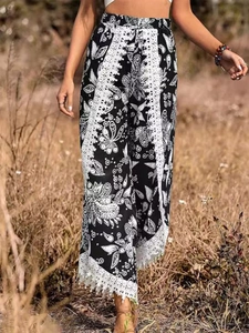 Pantalon bohème noir à taille haute et jambe large avec imprimé fleuri et dentelle