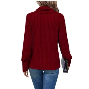 Elegante maglione a dolcevita rosso vino in maglia a costine a maniche lunghe autunnale