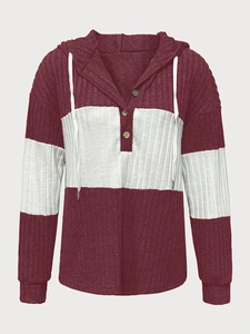 Détail du sweat à capuche en maille gaufrée avec rayures bordeaux et boutons