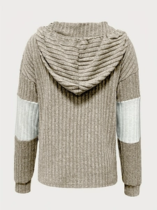 Détail de la manche bicolore et de la texture gaufrée en tricot au dos du sweat à capuche