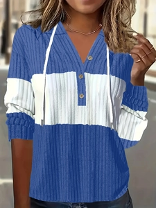 Détail du sweat à capuche bicolore bleu et blanc avec col Henley et boutons en bois