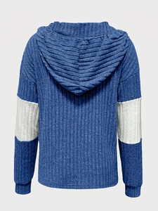 Détail d'un sweat à capuche bleu côtelé avec manches contrastées blanches et tissu texturé