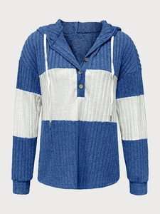 Vue détaillée du sweat à capuche tricoté bleu et blanc avec boutons en bois et maille côtelée