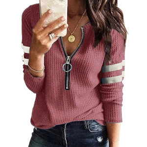 Détail du tissu gaufré et du col en V zippé sur ce t-shirt bordeaux à manches longues
