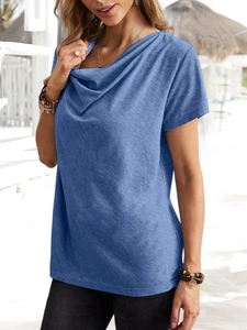 Dettaglio della maglietta blu cielo con elegante scollo a cappuccio e tessuto in maglia