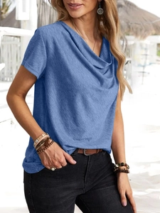 Dettaglio dell'elegante scollo a cappuccio e della trama del tessuto di questo top blu donna