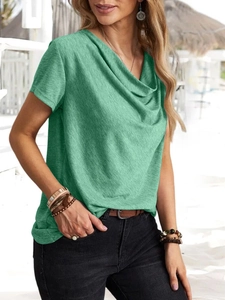 Dettaglio della maglia da donna verde erba con scollo a cappuccio e maniche corte