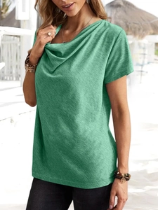 Dettaglio di maglia verde salvia con scollo a cappuccio drappeggiato e trama effetto lino