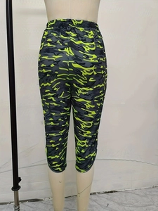 Rückansicht der neon-grünen Camouflage Capri-Leggings mit hohem Bund für Sport und Yoga