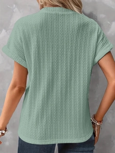 Dettaglio del tessuto jacquard a maglia verde salvia con trama a righe verticali e retro