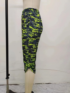Detail der grau-grünen Camouflage-Caprihose mit seitlichen Silberknöpfen und Gummibund
