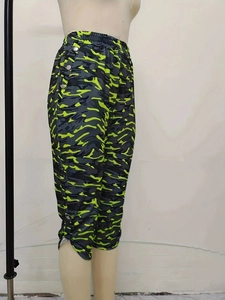 Detailansicht der Camouflage-Caprihose mit silbernen Knöpfen und V-förmigem Beinschlitz