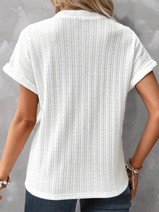 Dettaglio della trama in maglia verticale e bordo curvo sulla t-shirt bianca da donna