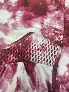 Detail des Sommerkleides mit pinkfarbenem Batikmuster und atmungsaktivem Mesh-Einsatz