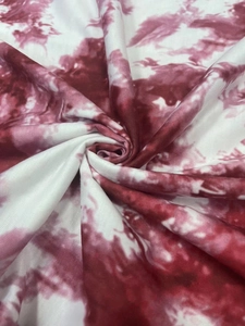 Makro-Detail von rot-weißem Batik-Strickstoff mit weicher Textur und Fall