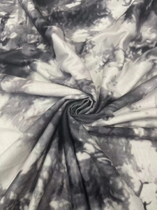 Detail aus grauem Batik-Strickstoff mit atmungsaktiver Netzstruktur und weichem Fall
