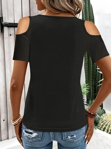 Vista posterior de la camiseta negra con hombros descubiertos y ajuste relajado