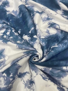Detailansicht des blau-weißen Batik-Netzstoffs mit Spiralmuster für das Sommerkleid