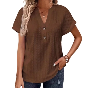 T-shirt marrone caffè con scollo a V, trama a coste verticali e bottoni decorativi moderni